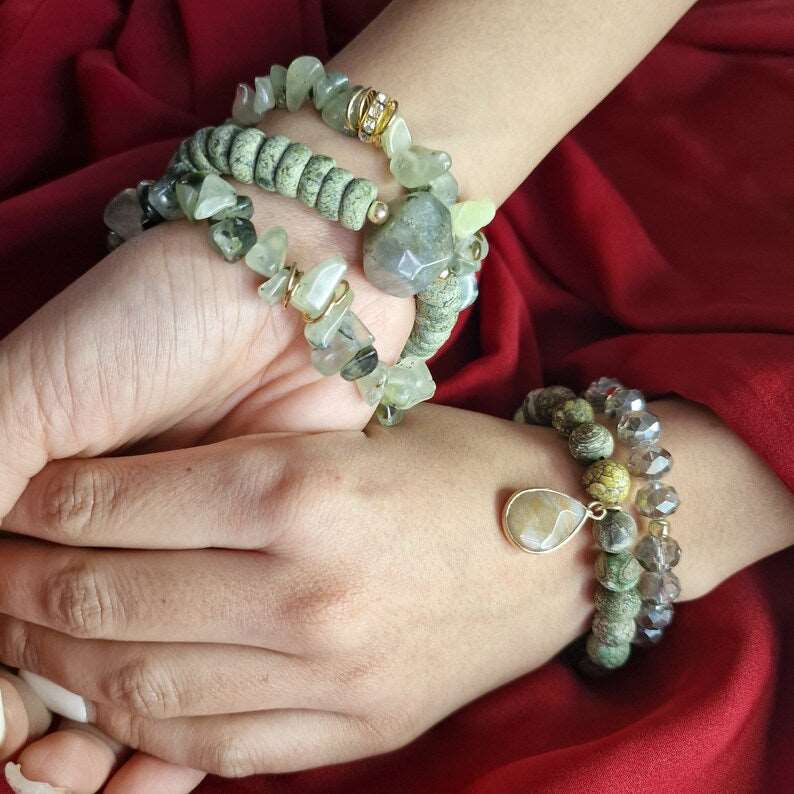 Prehnite Chip Crystal Bracelet Set - Black Qubd